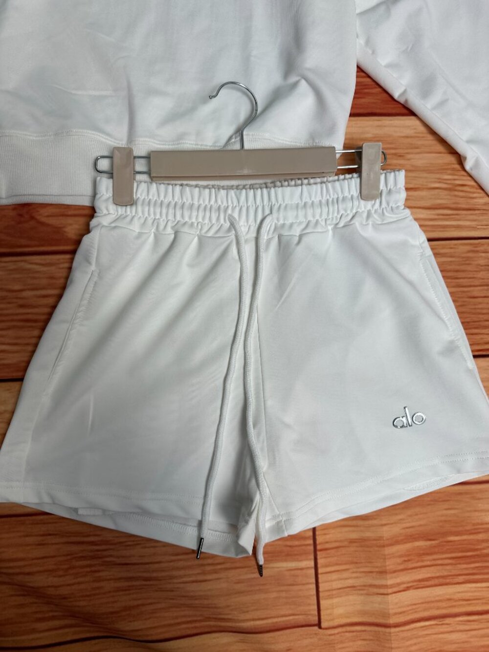 Women's White ALO Long-Sleeve Sweatshirt and Short-Sleeve Set L - Picture 4 of 4